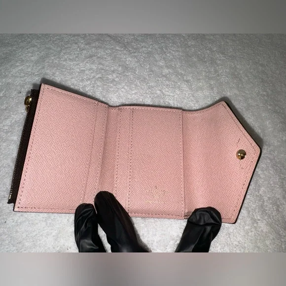 🚨SOLD🚨Louis Vuitton with COA Damier Ebene Zoe Wallet Rose Ballerine. - Picture 6 of 13